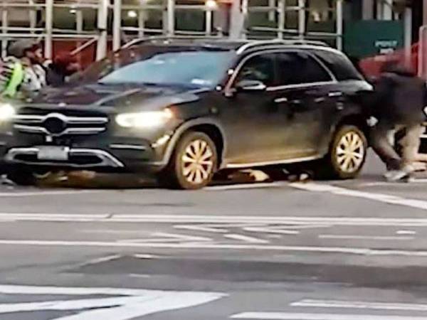 Tindakan pantas orang ramai menyebabkan seorang wanita hanya mengalami cedera ringan selepas terperangkap di bawah SUV dalam satu kemalangan di New York, baru-baru ini.