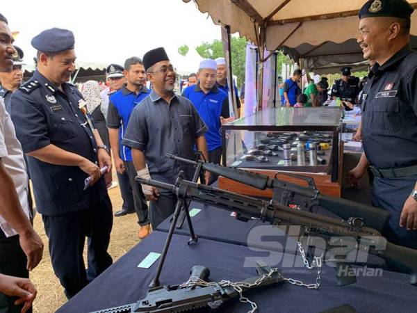 Abdullah (dua dari kiri) melawat tapak pameran yang dibuka sempena Perasmian Kampung Angkat Peringkat Ibu Pejabat Polis Daerah Kota Bharu-Taman Binaraya 3, Limbat, Kubang Kerian hari ini.