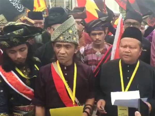 Pengerusi Pertahan, Sahruddin Esa (dua dari kanan) bersama yang lain sebelum menghantar memorandum kepada Yang di-Pertuan Agong di Istana Negara, Kuala Lumpur hari ini.