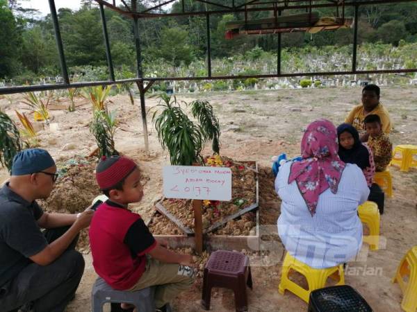 Pusara Abam terus dikunjungi orang awam, semalam. 