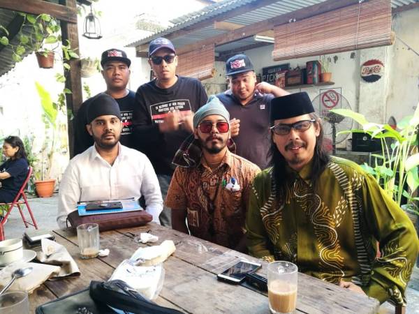 Lando Zawawi (depan dari kanan) bersama Hasbullah dan Samreet Singh ketika ditemui sebelum ke IPD Kuantan pagi tadi.