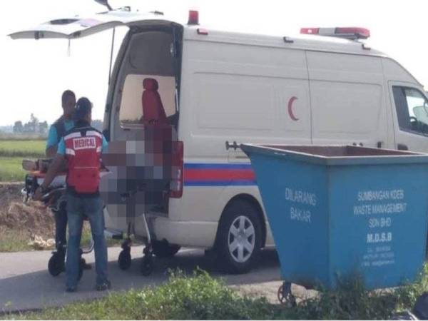 Salah seorang mangsa dibawa ambulans ke HTAJ Sabak Bernam.