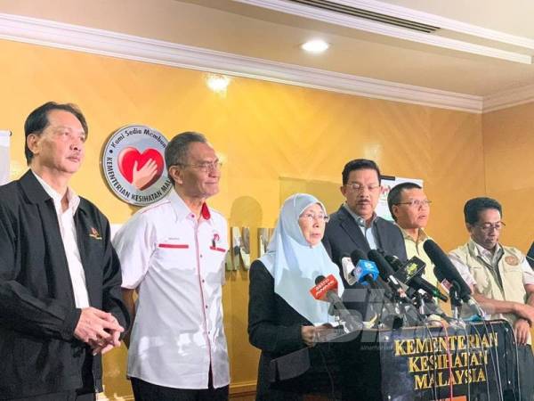 Wan Azizah bercakap pada sidang media di Putrajaya berhubung perkembangan terkini wabak koronavirus