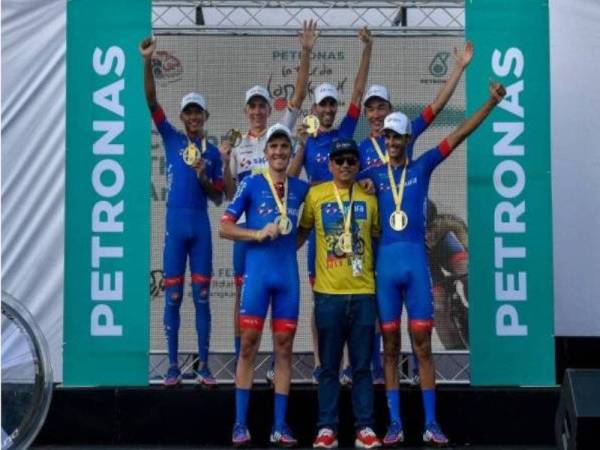 Pasukan benua Malaysia Team Sapura Cycling meraikan kejayaan selepas muncul juara keseluruhan LTdL 2020 di Pekan Kuah Langkawi. - Foto: Bernama