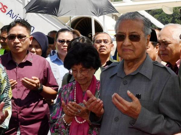 Perdana Menteri, Tun Dr Mahathir Mohamad (kanan) dan isteri Tun Dr Siti Hasmah Mohamad Ali mengaminkan bacaan doa sebaik tiba di Terminal 2 Lapangan Terbang Antarabangsa Kota Kinabalu hari ini.
Beliau disambut Timbalan Ketua Menteri Sabah Datuk Jaujan Sambakong (kiri). Dr Mahathir dijangka akan merasmikan Majlis Tilawah dan Menghafaz Al-Quran Peringkat Kebangsaan di Pusat Konvensyen Antarabangsa Sabah (SICC) malam ini. - Foto Bernama