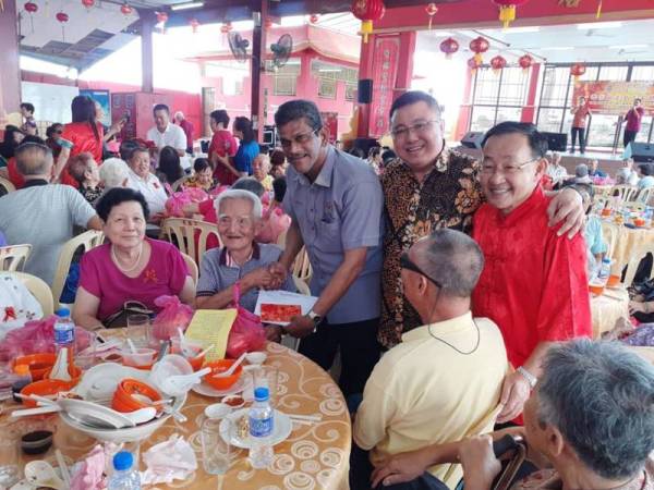 Dr Balachandran (tiga dari kiri) bersama warga emas Tionghua pada majlis makan Tahun Baru Cina.