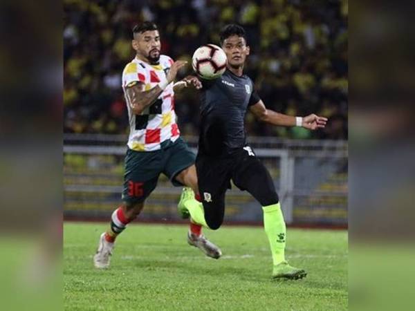 Shahrel Fikri berusaha melepasi pertahanan Kedah, Renan Alves pada saingan Unity Shield di Stadium Perak. - Foto Perak FA