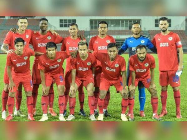 Indra Putra (belakang tiga dari kiri) dan Shukor Adan (belakang tiga dari kanan) sebelum aksi persahabatan menentang Kedah di Alor Setar baru-baru ini. - Foto Kuala Lumpur FA