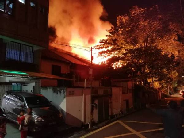 Kebakaran memusnahkan tiga rumah kedai kosong di Lorong Jawa di bandar Seremban malam tadi. - Foto ihsan bomba 