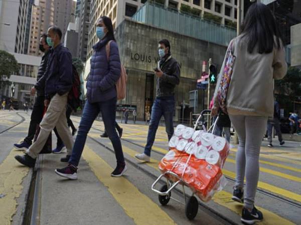 Tisu tandas antara barangan yang mendapat permintaan paling tinggi dalam kalangan pengguna di Hong Kong. - Foto Agensi