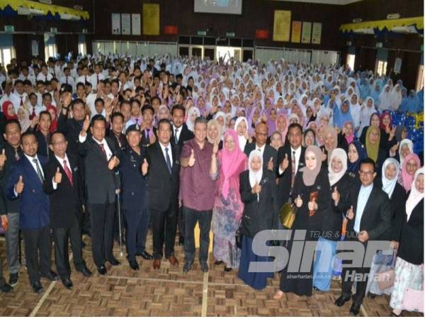 Saifuddin bersama sebahagian daripada 200 pelajar di Sekolah Menengah Kebangsaan Sultanah Hajjah Kalsom hari ini.