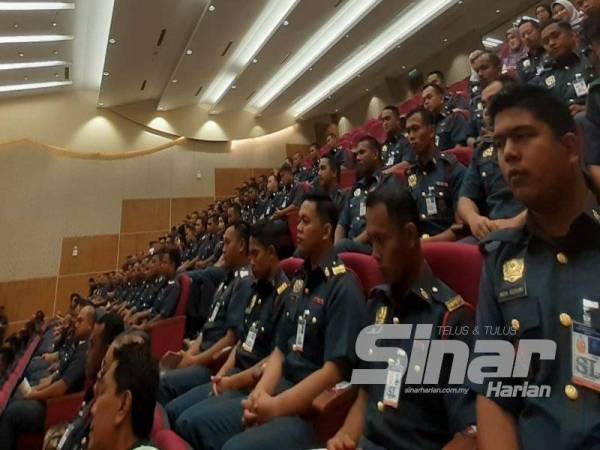 Anggota dan pegawai bomba menghadiri Majlis Anugerah Pingat Kebesaran dan Anugerah Perkhidmatan Cemerlang JBPM Selangor di Dewan Syarahan dan Muzakarah Islam Masjid Sultan Salahuddin Abdul Aziz Shah disini hari ini.