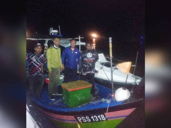 Empat pemancing tersebut lega apabila diselamatkan oleh sebuah bot peronda Maritim Malaysia semalam. FOTO MARITIM KUALA PERLIS