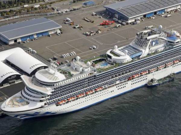 Kapal Diamond Princess mencatatkan kes kluster terbesar di luar China dengan lebih 400 orang yang diuji disahkan positif. - Foto fail AP