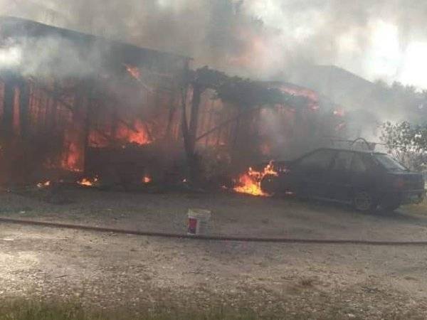 Tiga rumah dan dua kereta musnah dalam kebakaran di Kampung Assam Jawa di sini semalam.