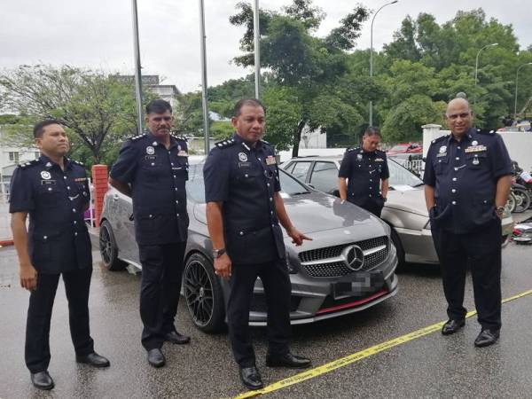 Baharudin (tengah) menunjukkan antara kenderaan curi yang dirampas sepanjang Ops Lejang Khas di sekitar Lembah Klang, Pahang dan Kedah bermula 8 Januari hingga 31 Januari.