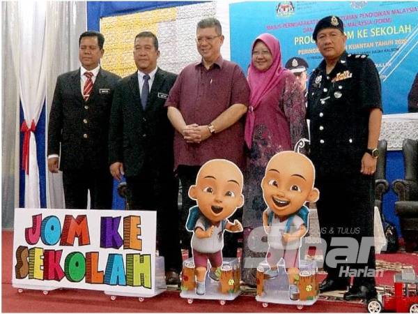 Saifuddin tengah ketika merasmikan program Jom Ke Sekolah semalam.