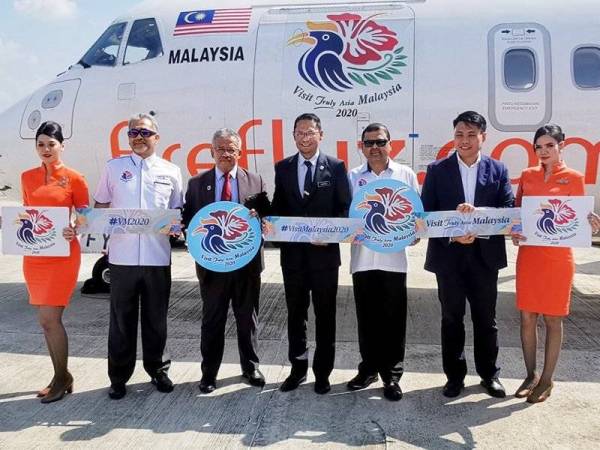 Asmirul Anuar (tengah) bersama tetamu kenamaan selepas melancarkan logo kempen TMM2020 dan pakej pelancongan ‘The Best of Langkawi Discovery’ antara kerajaan negeri Kedah, Tourism Malaysia dan Firefly di Subang Skypark.