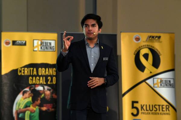 Menteri Belia dan Sukan, Syed Saddiq Syed Abdul Rahman menyampaikan ucapan pada pelancaran Projek Reben Kuning 2020 di Spacerubix, Puchong hari ini. -Foto Bernama