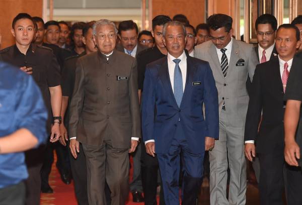 Dr Mahathir diiringi oleh Menteri Dalam Negeri Tan Sri Muhyiddin Mohd Yassin hadir pada Majlis Pelancaran Bulan Antidadah Kebangsaan 2020 di Dewan Seri Endon, Puspanitapuri hari ini. -Foto Bernama