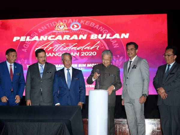 Dr Mahathir (tiga dari kanan) memasukkan kapsul simbolik pelancaran pada Majlis Pelancaran Bulan Antidadah Kebangsaan 2020 di Puspanitapuri hari ini. - Foto Bernama