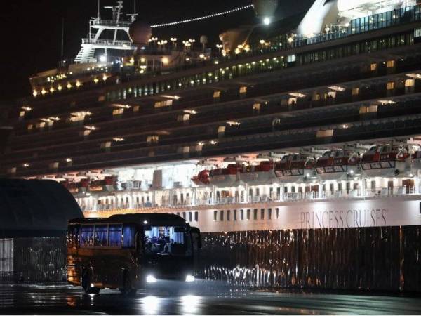 Sebuah bas yang membawa rakyat AS meninggalkan Pier Cruise Terminal di pelabuhan Yokohama, Jepun. - Foto: AFP