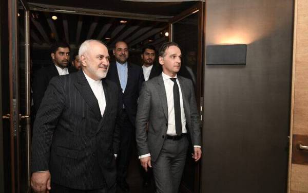 Menteri Luar Jerman, Heiko Maas (kanan) ketika bertemu rakan sejawatannya dari Iran, Mohammad Javad Zarif di Munich pada Sabtu lalu. - FOTO: AGENSI
