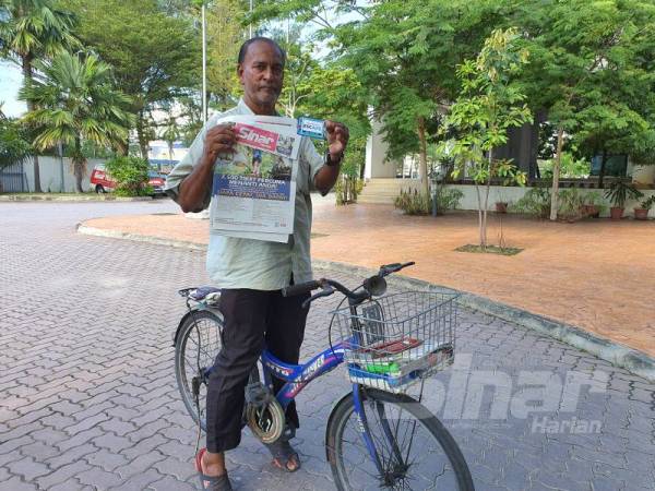 Anthony menunjukkan keratan akhbar yang dikumpul bagi menebus tiket Taman Tema Escape. 