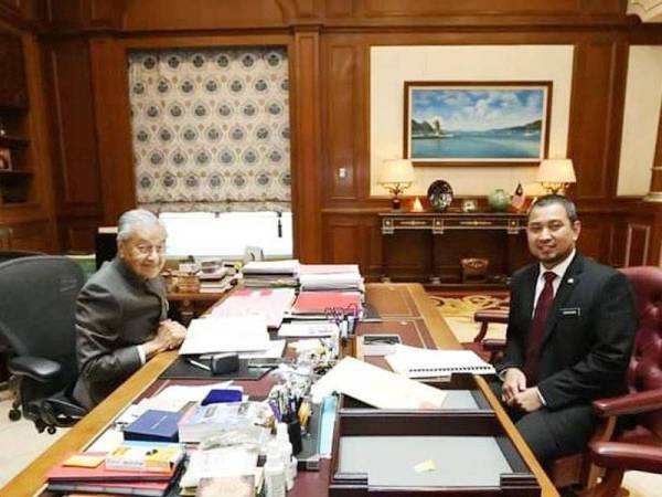 Dr Sahruddin mengadakan kunjungan hormat ke atas Perdana Menteri, Tun Dr Mahathir Mohamad semalam bagi membincangkan tentang pembangunan Johor. - Foto FB Dr Sahruddin Jamal