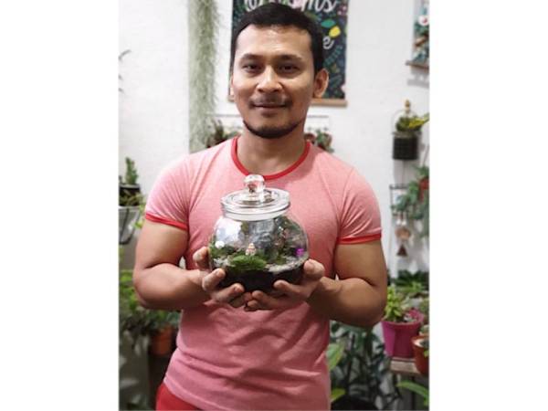 NAZROL Ikhwan menunjukkan terarium yang sudah siap untuk dijadikan perhiasan dalam rumah.