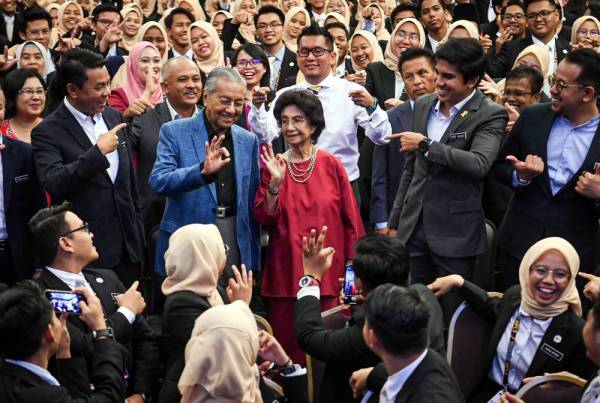 Dr Mahathir dan isteri, Tun Dr Siti Hasmah Mohamad Ali bergambar kenangan bersama peserta pada Program Sekolah Kepimpinan Masa Depan Malaysia (MFLS) fasa ketiga di Pusat Belia Antarabangsa hari ini. - Foto: Bernama
