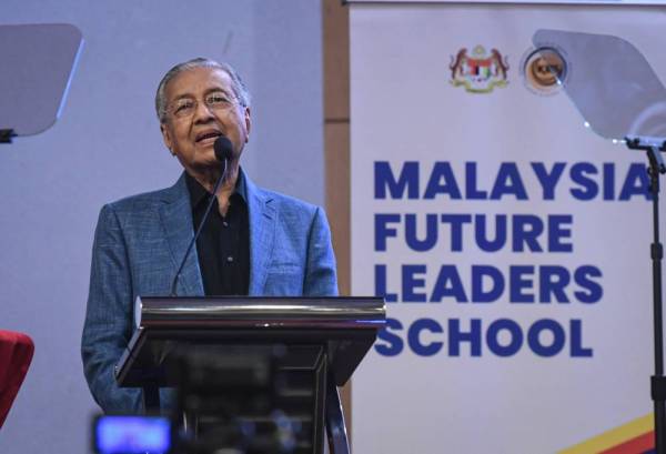 Dr Mahathir ketika menyampaikan ucaptama pada Program Sekolah Kepimpinan Masa Depan Malaysia (MFLS) fasa ketiga di Pusat Belia Antarabangsa hari ini. - Foto: Bernama
