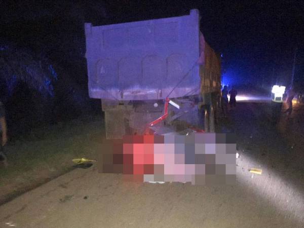 Keadaan motosikal mangsa yang merempuh belakang lori rosak di tepi jalan dalam kejadian di Kilometer 161 Jalan Jerangau-Jabor (selepas ladang Perwira) di sini, malam tadi. FOTO: Ihsan IPD Kemaman.