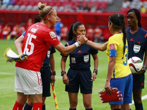 Rita (tengah) mengadili perlawanan Piala Dunia Wanita antara Switzerland dan Ecuador di Stadium BC Place, Vancouver pada 12 Jun 2015.