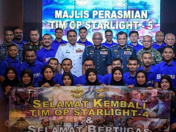 Affendi bersama peserta Op Starlight-5 pada Majlis Perasmian Op Starlight-5 di Wisma Perwira ATM Kuala Lumpur hari ini.