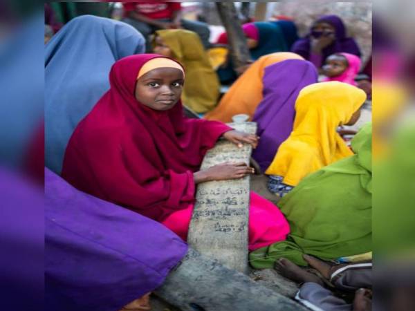 Kanak-kanak Islam di Afrika terpaksa mengunakan pelepah kayu untuk menulis dan membaca ayat suci al-Quran. 