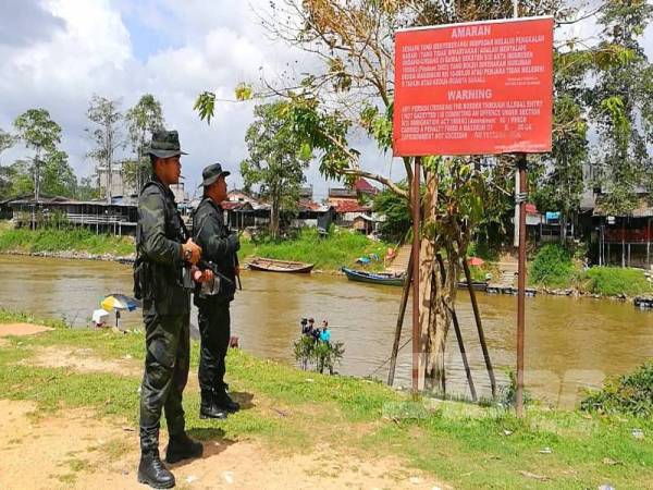 Papan tanda peringatan sudah lama dipasang berkaitan kesalahan menyeberangi sempadan tanpa dokumen perjalanan yang sah