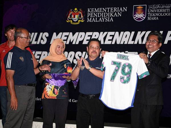 Timbalan Ketua Setiausaha (Strategik) Kementerian Pendidikan Malaysia, Datuk Kamel Mohamad (kanan) memperkenalkan jersi Pasukan UiTM FC pada Majlis Memperkenalkan Pemain Dan Jersi Pasukan UiTM FC Musim 2020 di INTEKMA Resort and Convenction Centre, hari ini. - Foto Bernama