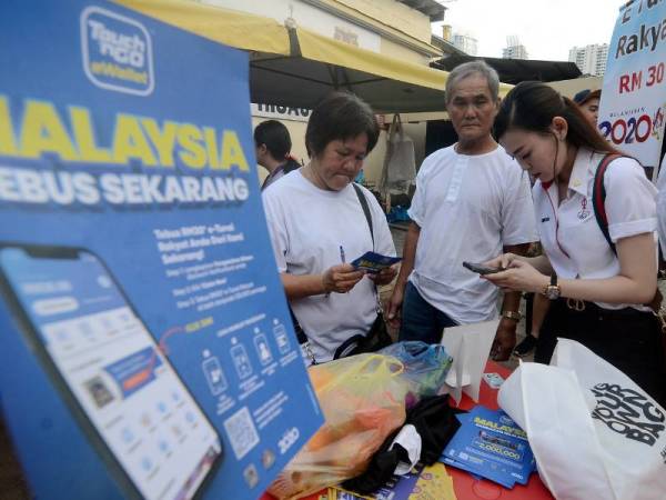 Orang ramai mendaftar e-Tunai Rakyat untuk membuat pembayaran secara digital serta menebus kredit percuma RM30 di Pasar Pagi Pulau Tikus hari ini.
Inisiatif tersebut disertai oleh tiga syarikat pengendali e-dompet terpilih iaitu Touch & Go, Boost dan Grab. - Bernama
