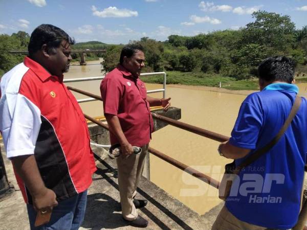 Summugam (tengah) melawat LRA Bukit Selambau bagi meninjau operasi pembekalan air yang terjejas ke kawasan sekitar.