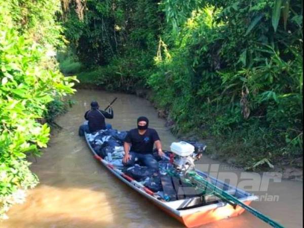 Anggota PGA Batalion 9 merampas sebuah bot berisi daun ketum. 