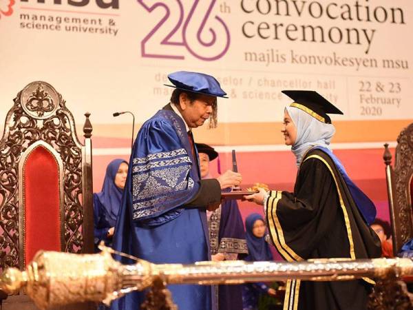 Aleaa Nur Insyirah menerima pengiktirafan Anugerah Pingat Emas Canselor pada Majlis Konvokesyen MSU ke-26 di sini, hari ini. -Foto Ihsan MSU