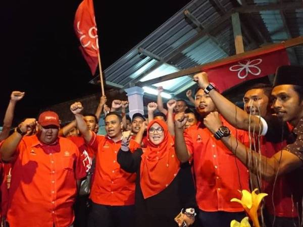 Mas Ermieyati (tengah) bersama calon bahagian itu pada majlis di Masjid Tanah malam kelmarin.