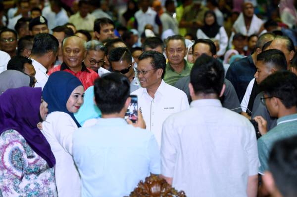 Mohd Shafie (tengah) bersalaman dengan para tetamu sewaktu hadir pada program Ceria Ke Sekolah peringkat Parlimen Semporna di Dewan Masyarakat Semporna hari ini. -Foto Bernama