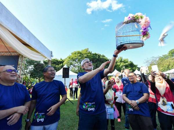 Menteri Wilayah Persekutuan Khalid Abdul Samad (tiga dari kiri) melepaskan burung sebagai simbolik perasmian Putrajaya Park's Day bertempat di Taman Wawasan, Presint 2 di sini hari ini. - Foto Bernama