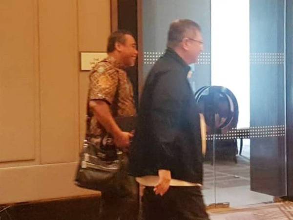 Saifuddin yang menghadiri mesyuarat tertutup pemimpin tertinggi PKR di sebuah hotel di Petaling Jaya dilihat keluar dari dewan mesyuarat kira-kira jam 12.55 tengah hari tadi.