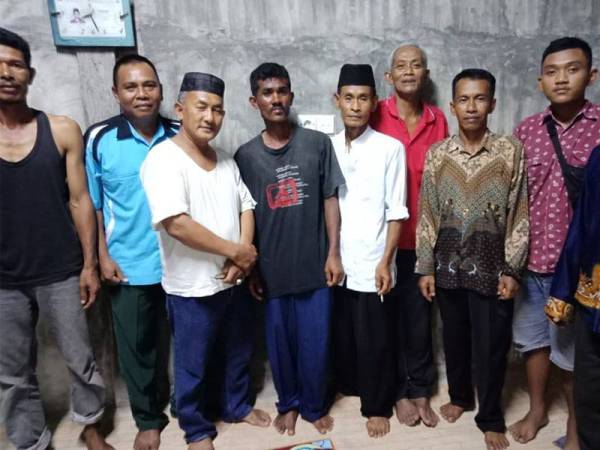 Rashid (empat dari kiri) bergambar bersama penduduk Kampung Pambang, Bengkalis Indonesia yang membantunya selepas hanyut ketika menangkap ikan di Perairan Rengit Batu Pahat.