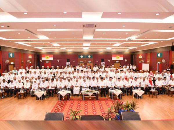 Asyraf Wajdi (duduk dua dari kanan) dalam Program Pemukiman Muafakat Nasional di Institut Latihan Memperkasa Ummah (ILMU), Janda Baik bersama presiden, timbalan presiden dan naib-naib presiden, ahli-ahli Majlis Tertinggi UMNO, Ahli Jawatankuasa Pas pusat, pimpinan pemuda, wanita kedua-dua parti.