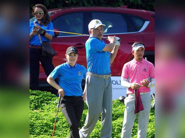 Yang di-Pertuan Agong, Al-Sultan Abdullah Ri'ayatuddin Al-Mustafa Billah Shah (dua, kanan) yang juga Penaung Diraja Persatuan Golf Malaysia (MGA) berkenan melakukan 'tee-off' pada Kejohanan Golf Amal MGA 2020 di Kota Permai Golf and Country Club, Kota Kemuning hari ini. - Foto Bernama