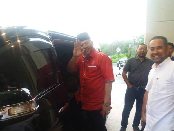 Annuar melambai tangan kepada media selepas mesyuarat khas Ahli Majlis Tertinggi UMNO di Menara Dato Onn PWTC petang tadi.